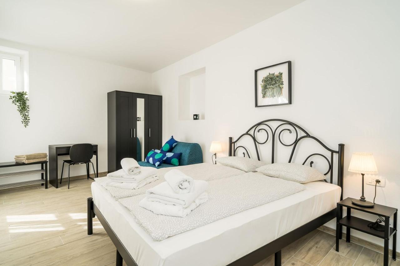 Residence & Pool Villa Schwarz Suites ซัฟทัท ภายนอก รูปภาพ