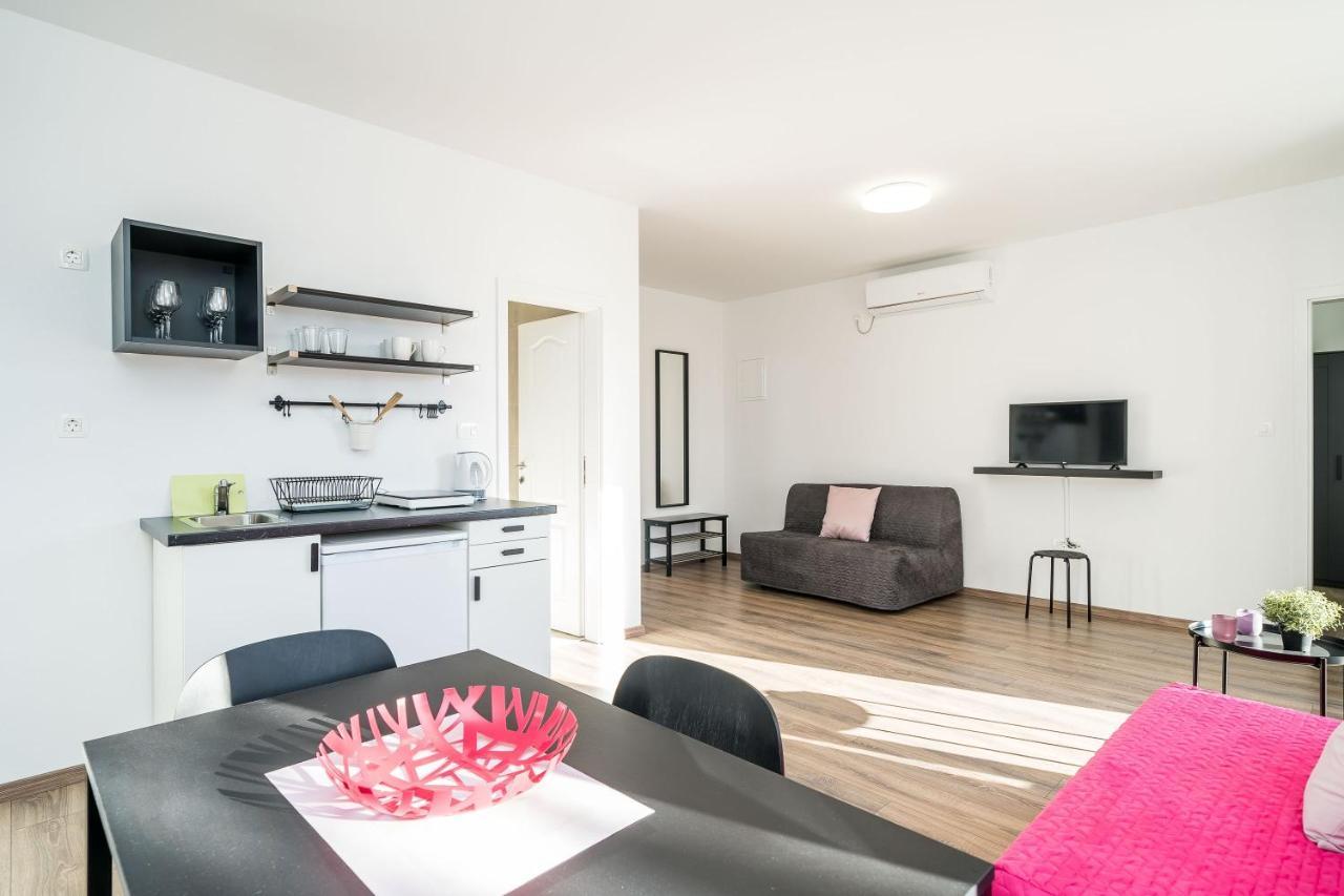 Residence & Pool Villa Schwarz Suites ซัฟทัท ห้อง รูปภาพ
