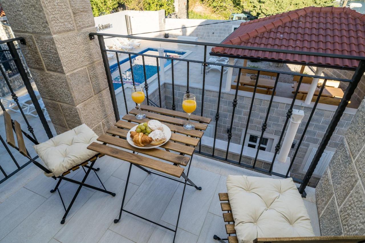Residence & Pool Villa Schwarz Suites ซัฟทัท ภายนอก รูปภาพ