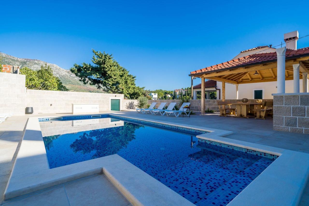 Residence & Pool Villa Schwarz Suites ซัฟทัท ภายนอก รูปภาพ