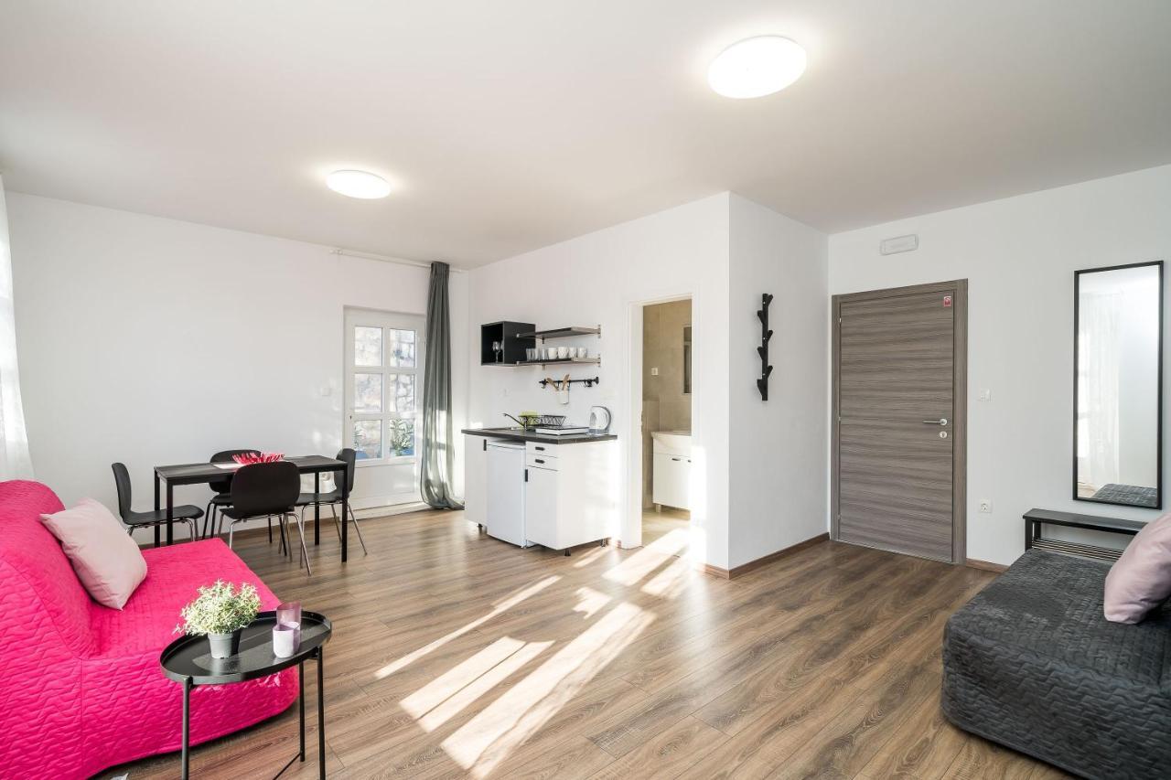 Residence & Pool Villa Schwarz Suites ซัฟทัท ภายนอก รูปภาพ