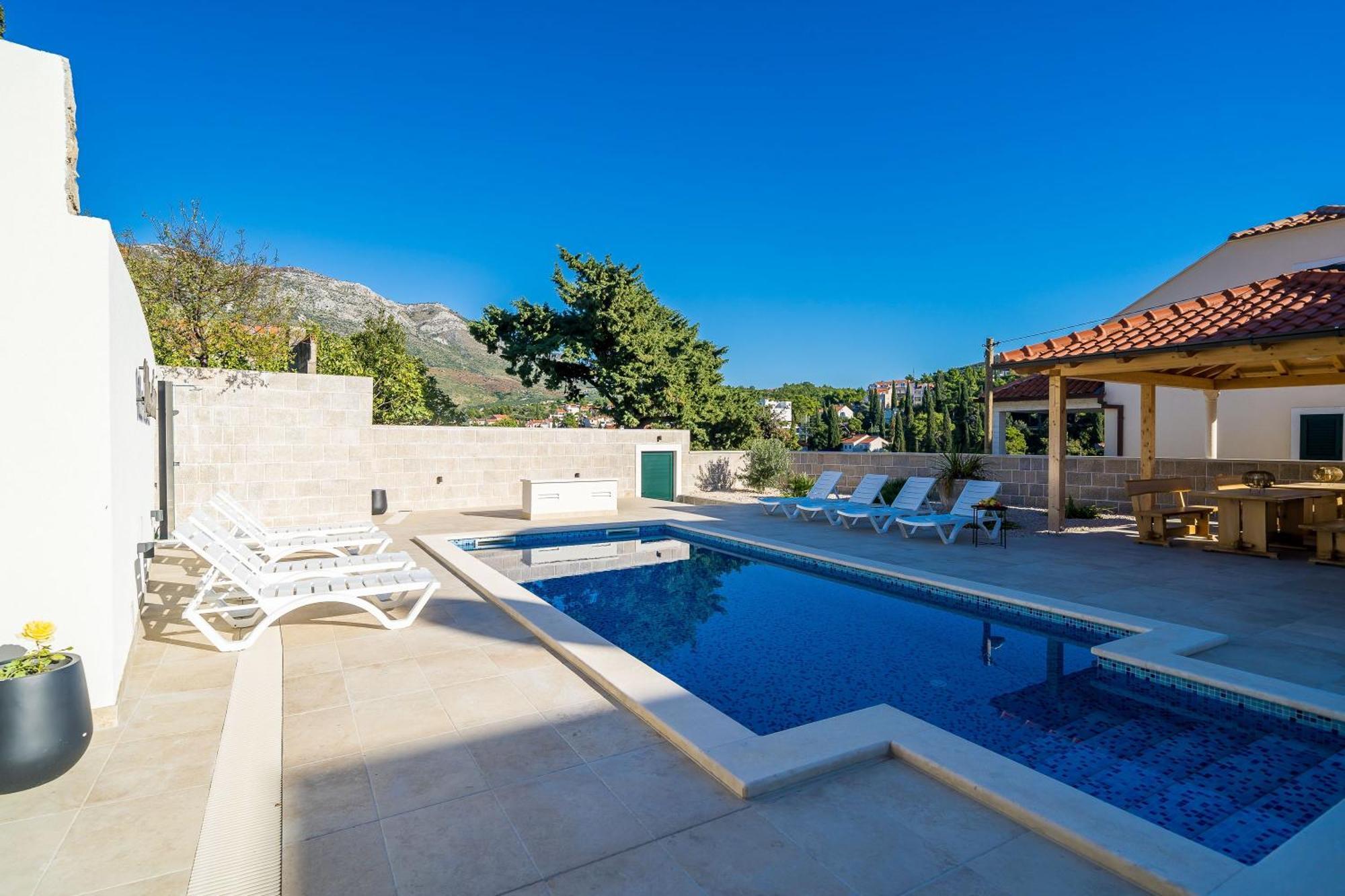 Residence & Pool Villa Schwarz Suites ซัฟทัท ห้อง รูปภาพ